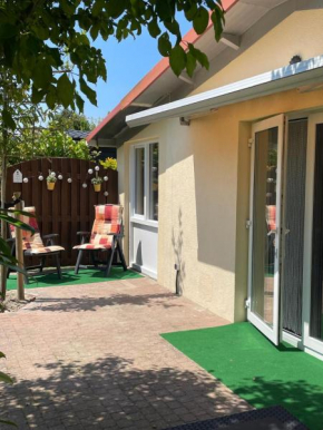 Zonneschijn, bungalow op vakantiepark bij zee
